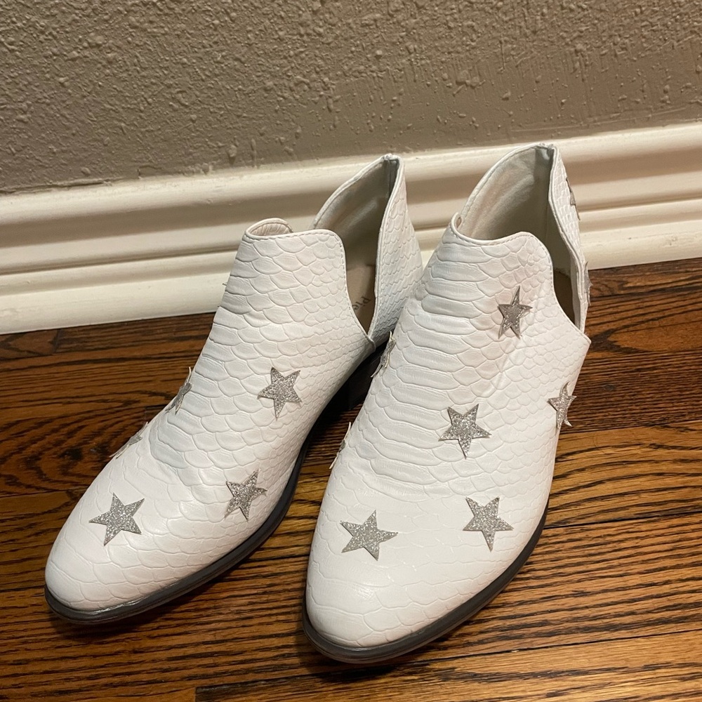 Pierre Dumas White Ankle Boots with Silver Stars